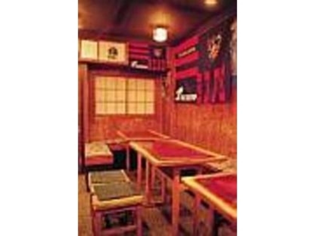 木のあたたかみが感じられる和風の店内_甘味処うえの
