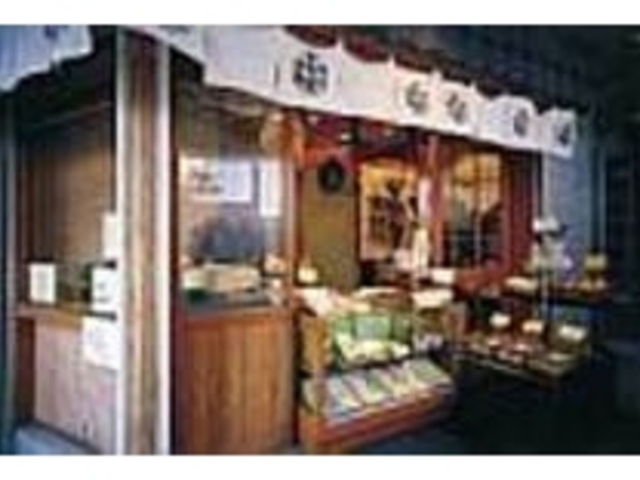 小さい店だから行列で見えなくなる事もある_賀茂公家芋本舗