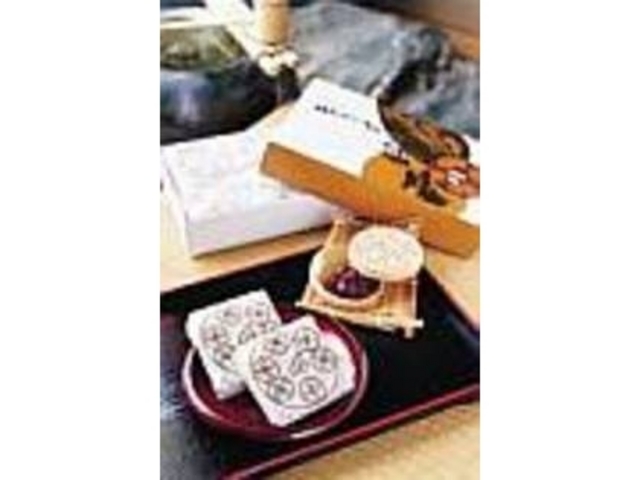 永楽通宝の意匠が施された『まけずの鍔』_御菓子司 万吾樓
