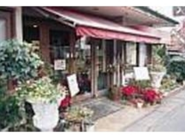 鮮やかな花に囲まれたフレンチ的な外観_る・菓壇