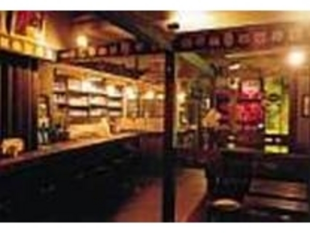 奥のスタンド席で軽く飲む人も多いとか_新宿フリゴ