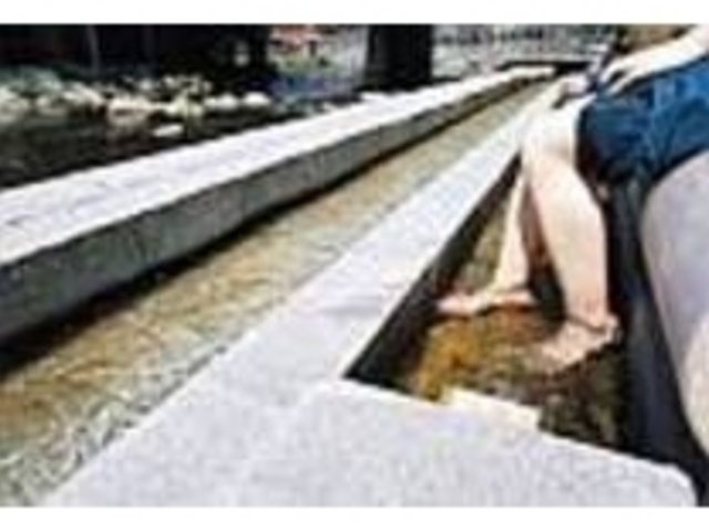 足湯はいつでも自由に利用することができる_ふれあい手形散歩道