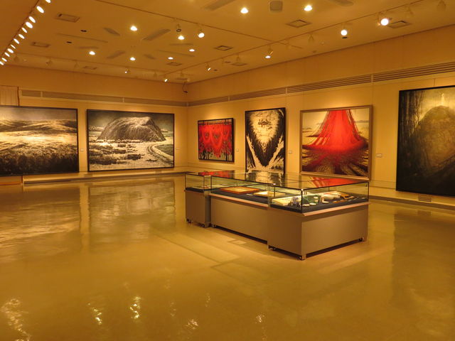 美術館(年3、4種類の展覧会開催)_円山川公苑