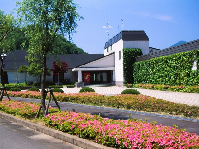 本館(総合受付・美術館・喫茶・男女温水シャワー付き更衣室など)_円山川公苑