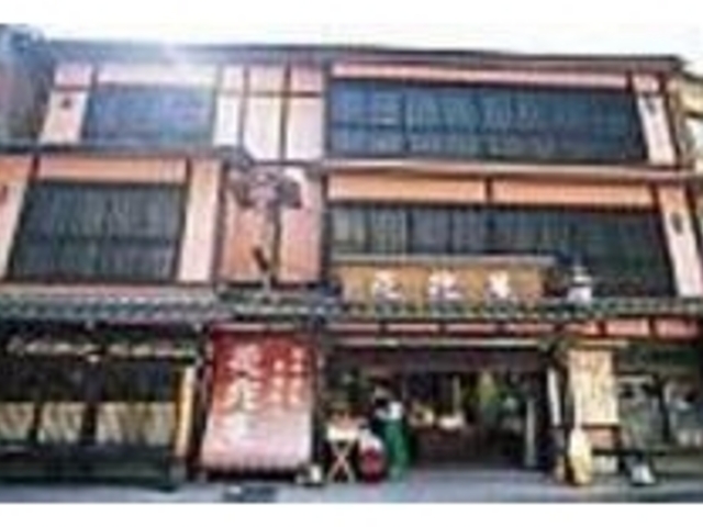 黒い柱と店先の格子戸が懐かしい雰囲気_花兆庵