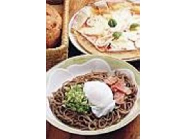 出石そばのパスタ風と甘えびとイカのピッツァ_街角カフェ&レストラン フォルノ