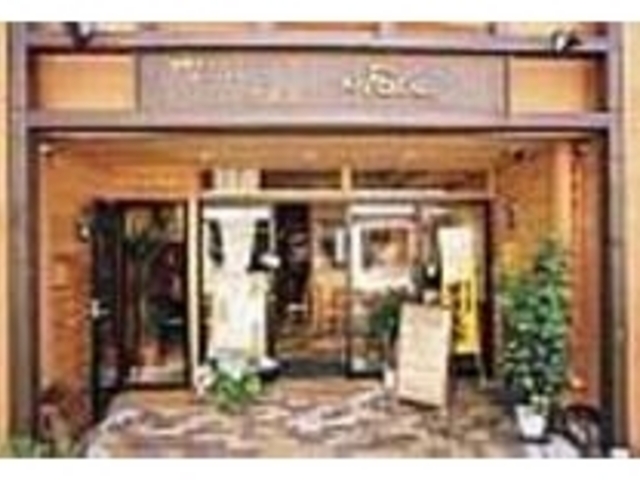 木の温もりが感じられる木造りのショップ_街角カフェ&レストラン フォルノ