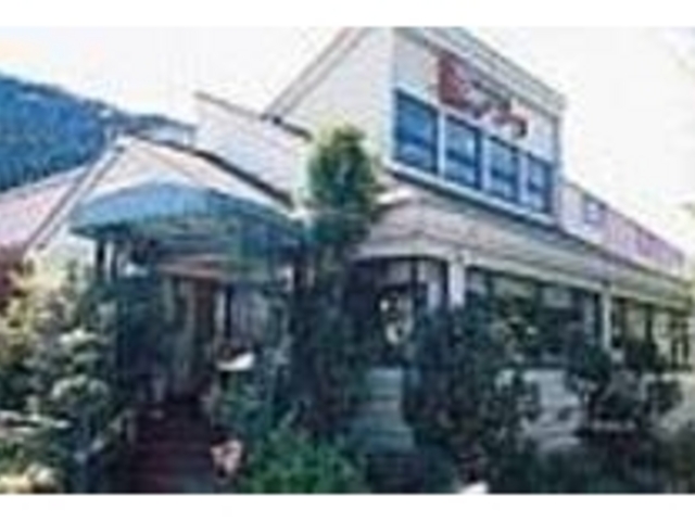 入口が花で囲まれた、広々としたレストラン_カフェレストラン 花いづつ