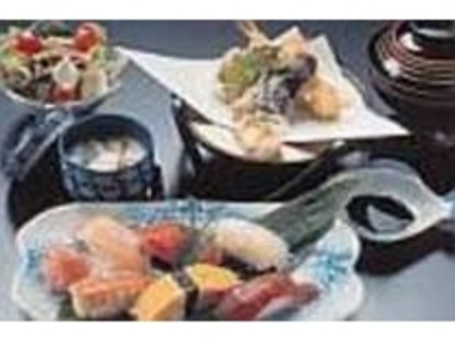 にぎりと天ぷら、茶碗蒸が付く和平ランチ_海鮮うまいもん屋 和平