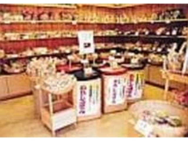 しっとりとした『ぬれしみせん』が名物_信州手焼せんべい本舗下諏訪店