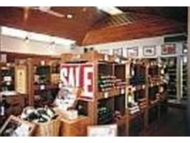 品揃えにワイン好きが喜ぶ店内奥のセラー_甲州セラー 凛花 ふじたや山中店