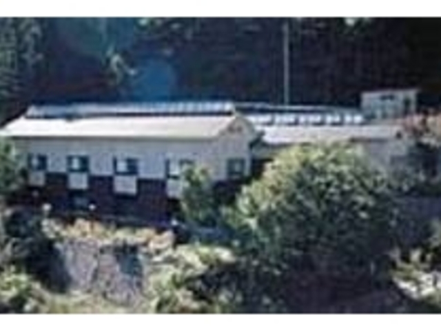 山あいの自然につつまれた落ち着いた建物_つくたべかん