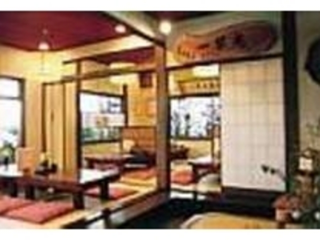 民芸調の店内はどこかほっとする空間_手打ちそば 一草庵