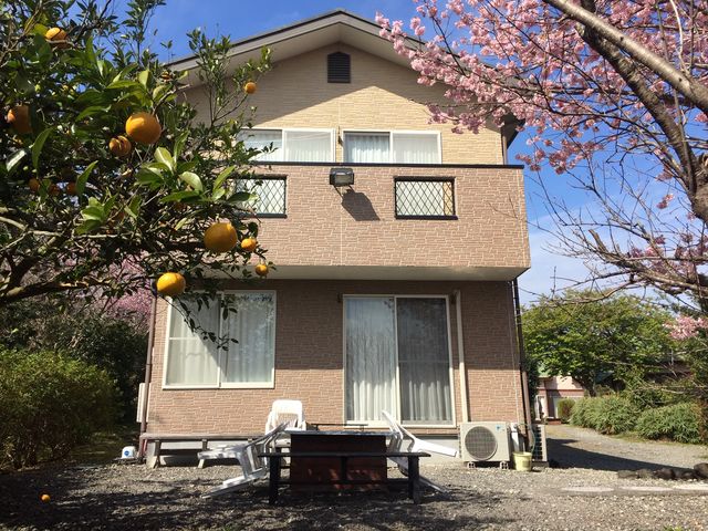 こちらは10名定員の貸別荘。貸別荘は人数に合わせて3タイプあります。_城ヶ崎オレンジ村