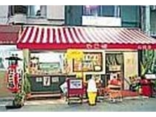 赤と白のカラフルなひさしが可愛い店_たこ福