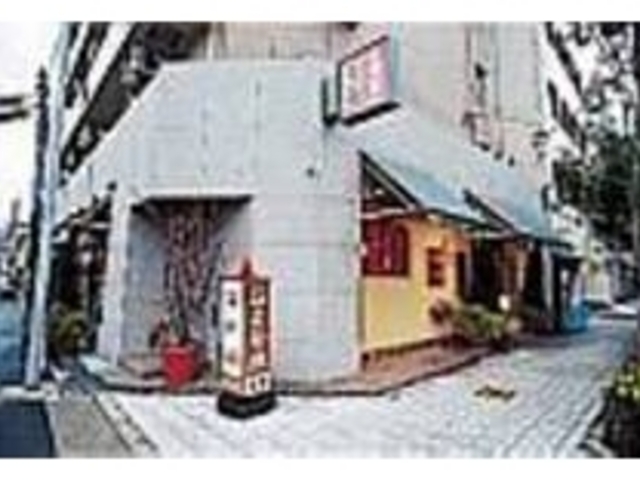 コンクリート造りでモダンな雰囲気の店構え_竜平 福島店