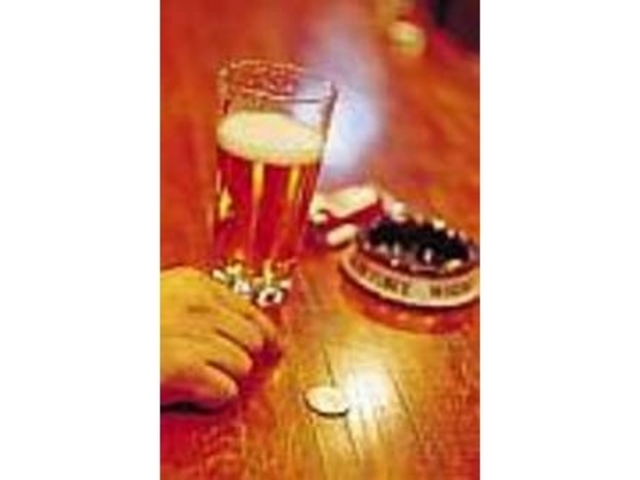 テーブルにコインを置いて酒を楽しみたい_マンラック