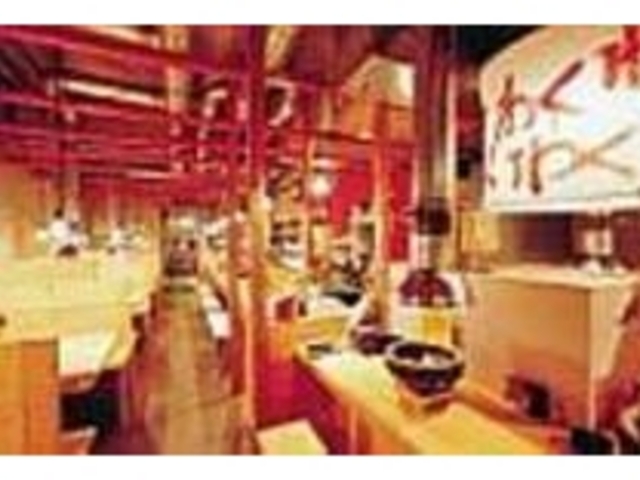 テーブルとカウンターの44席が並ぶ店内_地鶏焼鳥・わくわく