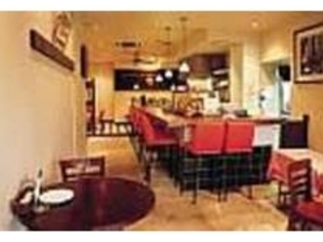 かわいいインテリアも並ぶ、明るめの店内_EMI's KITCHEN Deli