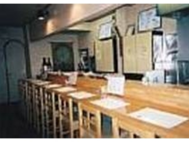 小ぢんまりとした店内のカウンター席_家庭料理の店 竹むら