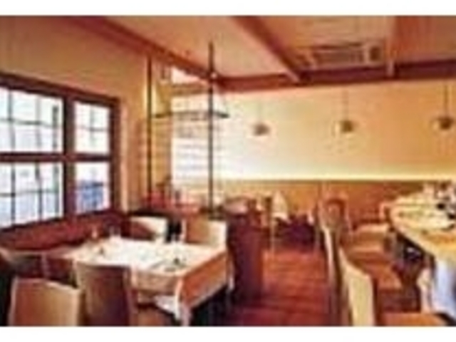 暖色系を基調としたオープンキッチンの店内_Trattoria da Giacomo