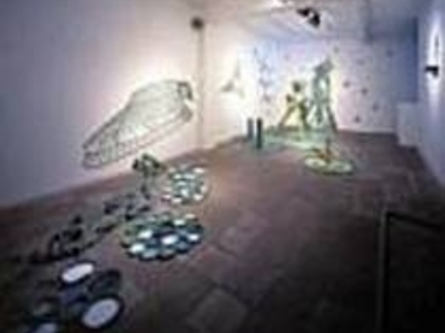 空間を自由に使った斬新な作品も展示される_児玉画廊