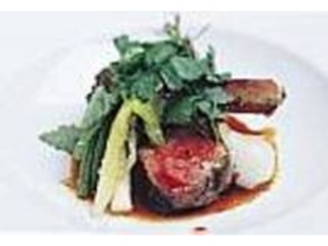 仔羊のグリエ。素材とソースが一体となる_シェ・ローズ