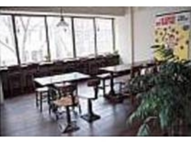 ミシンをリメイクしたテーブルが配される_TRITON CAFE