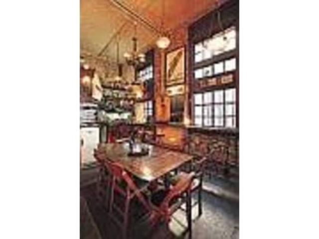 レトロ感いっぱいの店内でこだわり料理を_ALLIANCE・GRAPHIQUE