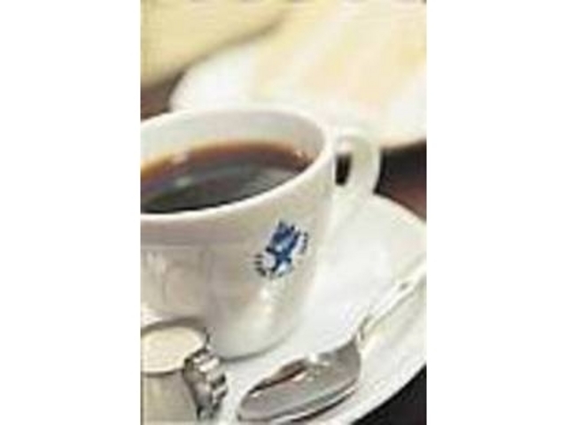 ロゴの入ったオリジナルのカップもかわいい_EVIAN COFFEE SHOP
