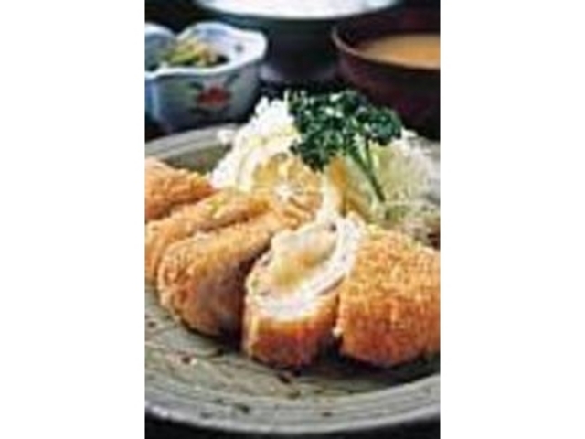 カラッと揚がったとんかつ。お新香も美味_あすなろ