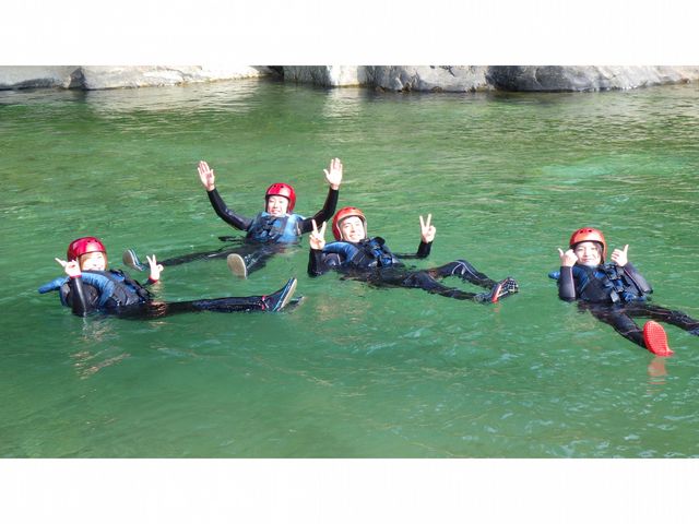 夏の利根川は透明度MAX!!ラフティング中に泳ぐこともできます♪_TOP水上カンパニー