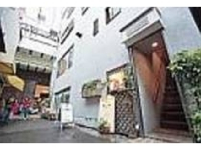 雑居ビルの細い階段を昇ると見えてくるお店_tea room organ