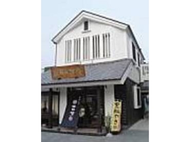 蔵造りの建物が目を引く創作菓子の店_御菓子処 ロロ黒船