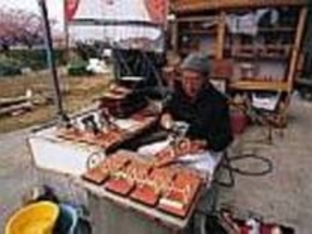 庭先で作品を作る光景が見られることも_中田木工竹細工