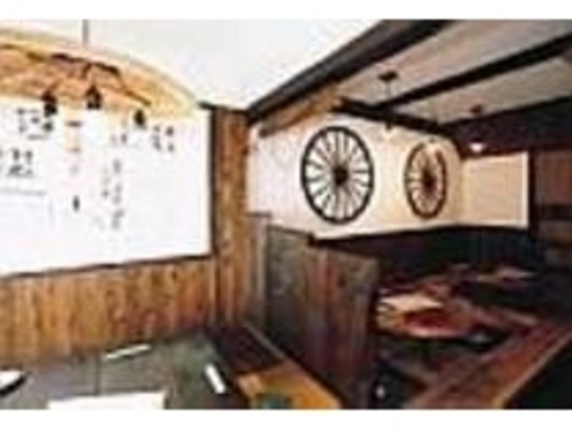 もと旅館だった建物を改装した民芸調の店内_創作料理 喜作亭
