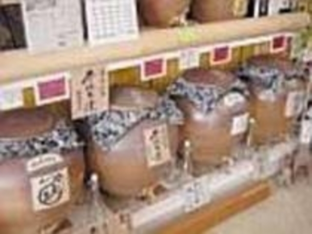 4種類の焼酎はカメから量り売りしてくれる_酒匠蔵しばさき
