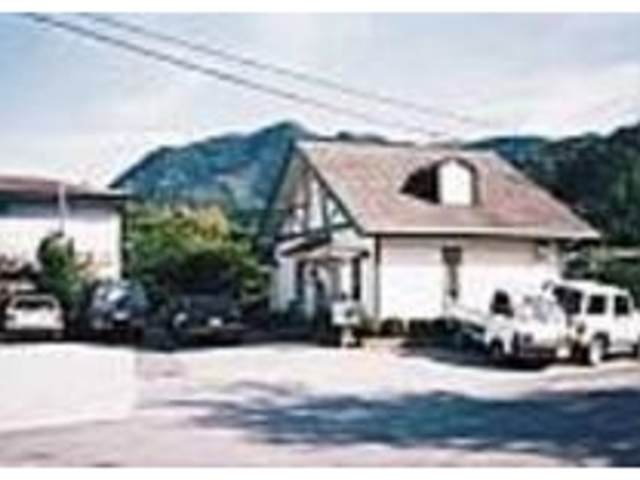 峰温泉の街道沿いに建つ白壁の喫茶店_coffee shop グリーンハウス
