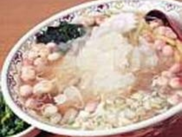 たっぷり具の入った『赤れんがラーメン』_赤れんが食堂