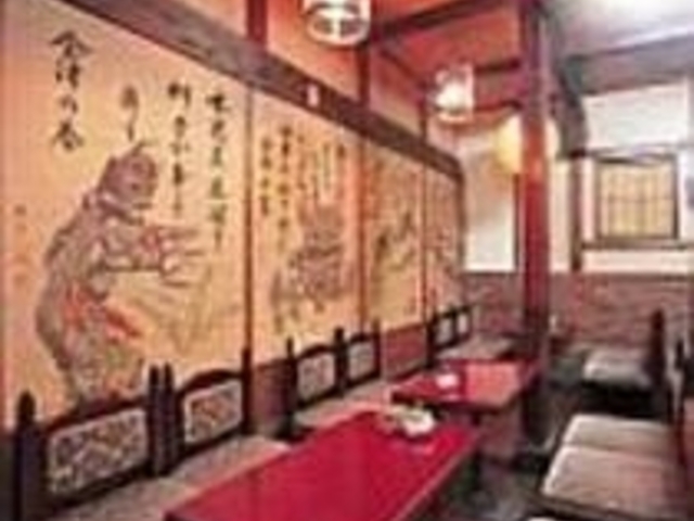 大迫力で客を迎える壁一面の障子絵_喫茶くら