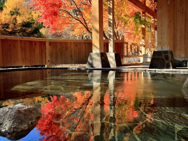 紅葉の露天風呂_燧の湯