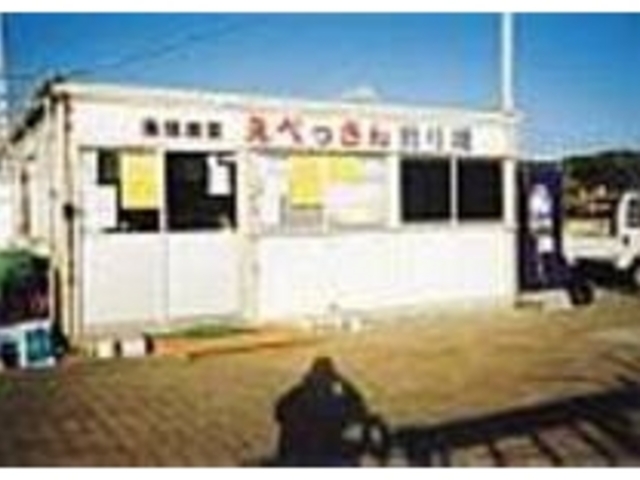 釣竿(1人1本)、釣りえさの持ち込み自由_えべっさん釣り堀