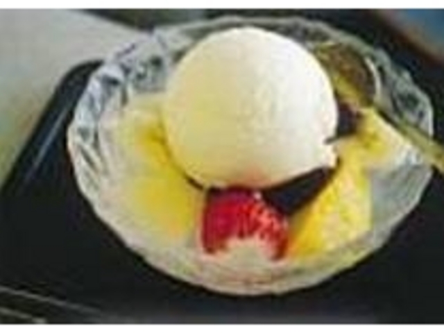『クリームあんみつ』はボリュームもある_甘味喫茶 塩川