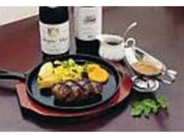 肉汁がたっぷり詰まった俵型のハンバーグ_網焼きハンバーグ GUMBO