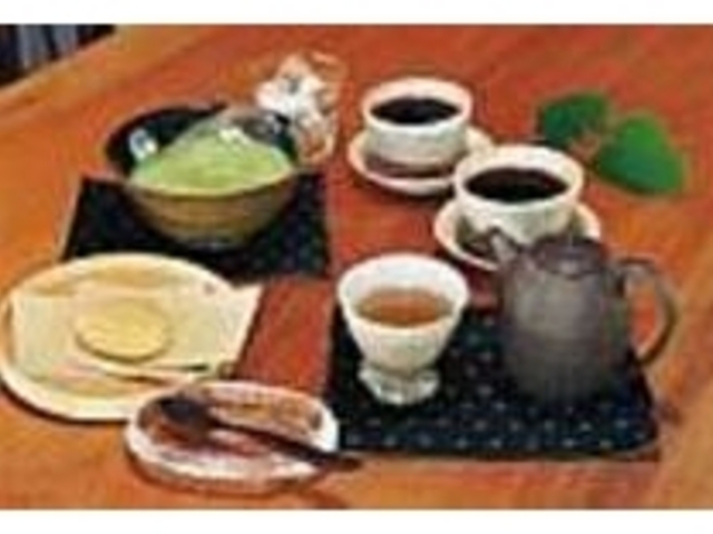 お抹茶は和菓子付。器も一緒に楽しんで_Cafe Haruya