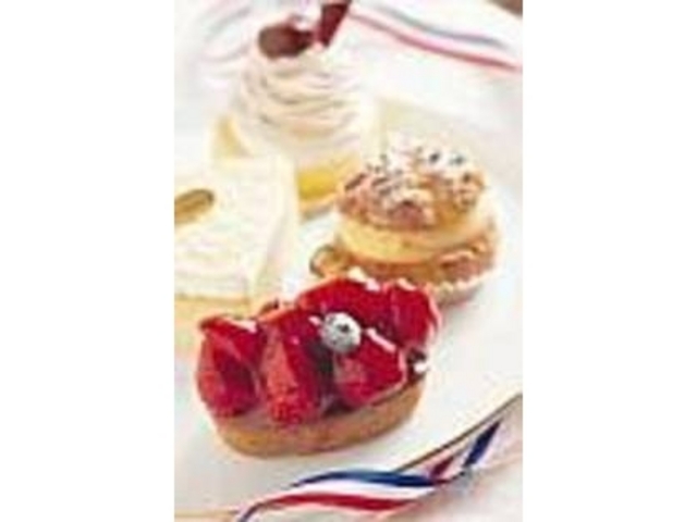 咲き誇る花のように美しいケーキ『フローラ』_パティスリー・シェ・カジワラ