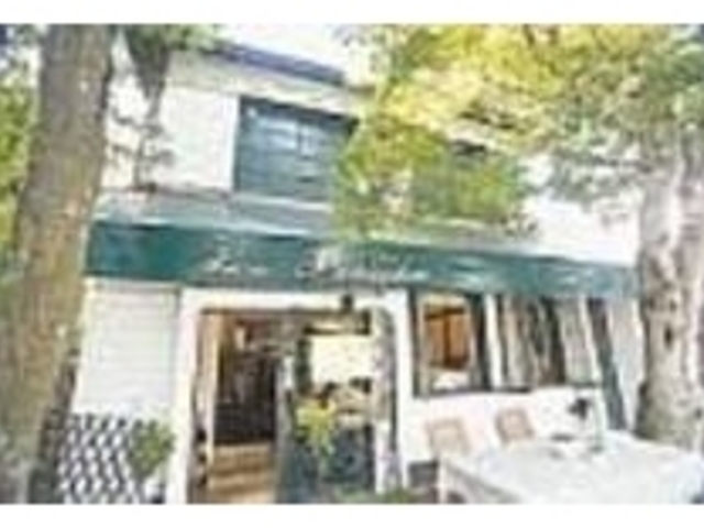 白と緑が基調で明治時代の民家を改装した店_びすとろパナッシェ