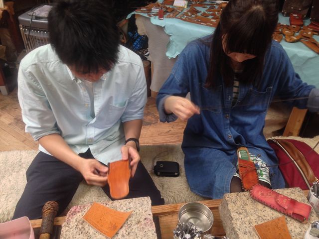 手作り革細工体験中♪♪_革の子工房