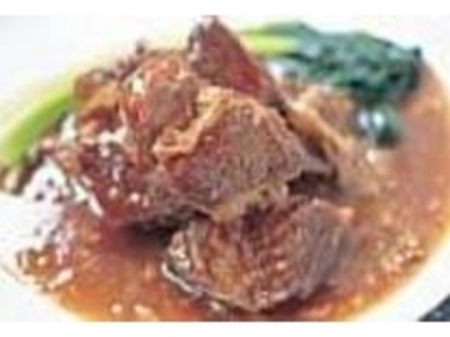 艶やかな『牛バラ煮込み』はタレと共に頂く_広東家庭料理愛群
