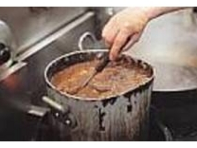 店外まで行列する人気の『牛バラ煮込み』_広東家庭料理愛群